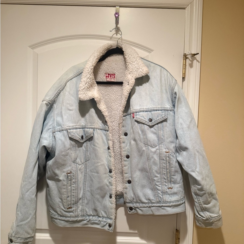 Levi's White Sherpa Lined Jacket — GREAT CONDITION